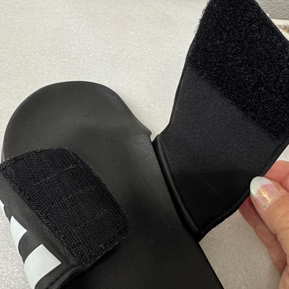 Adidas Black & White Slides Size 5 but fits like a Women's 7, Adidas Slides - Picture 8 of 10